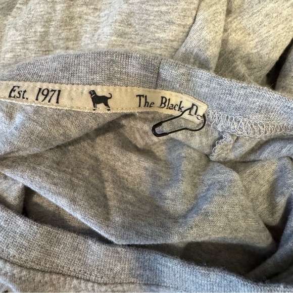 The.Black Dog Martha’s Vineyard Classic Dog 2022 Grey T-shirt - Picture 6 of 6